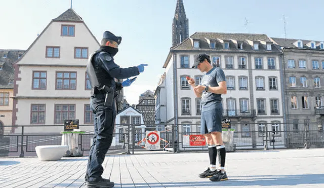 Control. Rutina policial en Estrasburgo, Francia oriental, por el COVID-19. Según Byung-Chul Han, la pandemia pone en peligro el liberalismo en Occidente. (Foto: AFP)
