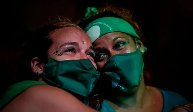 Miles de personas festejan la despenalización del Aborto después de que se aprobase en el Senado este miércoles en Buenos Aires, Argentina. Foto: EFE