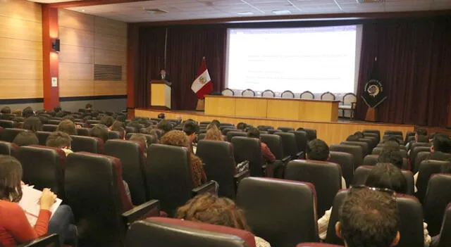 En Arequipa, la UCSM decidió iniciar información masiva para estudiantes afectados por el cese de actividades de sus universidades.