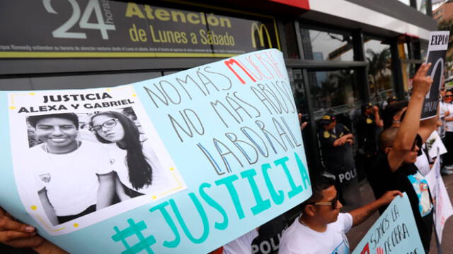 Familiares y amigos de jóvenes que murieron electrocutados en McDonald's protestan contra empresa de fast food. Créditos: Jorge Cerdán / La República.