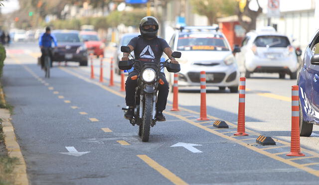 Este motociclista transita por la ciclovía como si no existiera señal de tránsito. Foto: La República/Clinton Medina.