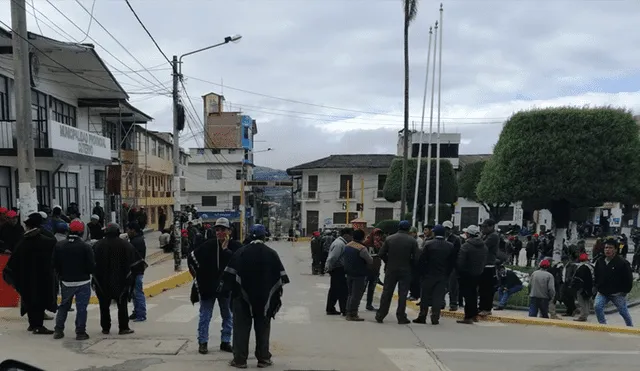 Ronderos se reúnen en frontis de la Municipalidad de Cutervo.