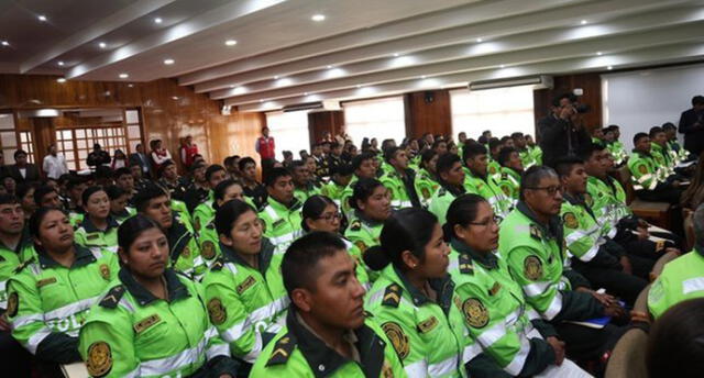 Capacitan a policías de Puno para atender y prevenir actos de violencia.