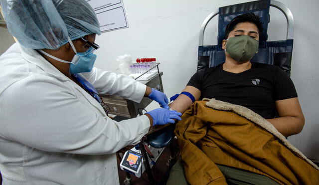Un hombre sano dona voluntariamente su sangre para los pacientes oncológicos.