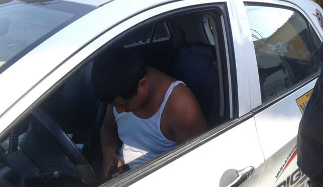  Taxista ebrio estaciona su auto en medio de la Vía de Evitamiento y se queda dormido
