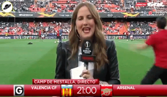 YouTube viral: Fulminante pelotazo le cae a reportera en plena transmisión en vivo de la Europa League [VIDEO]