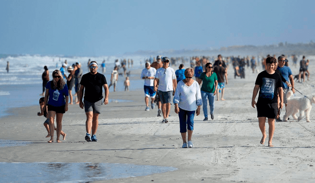 Cientos de personas visitaron las playas del estado de Florida pese al incremento de casos de coronavirus en el estado. Foto: AFP