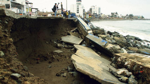 Inician trabajos para contener olas tras destrucción de malecón en Huanchaco