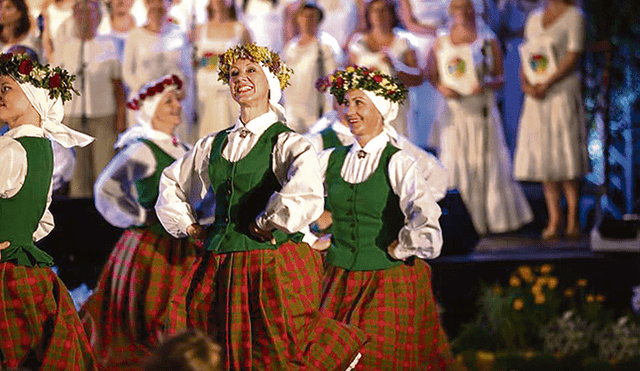 Primavera. Delegación dancística de Lituania