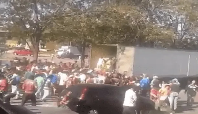 Twitter: Saquearon camión de arroz en mercado de Venezuela [VIDEO]