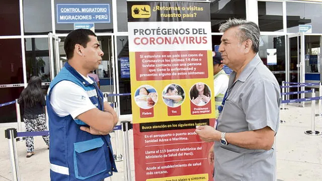 coordinación. Director de Epidemiología de Tacna, Edgar Tejada, en diálogo con el represente de Migraciones (azul) en el Complejo Fronterizo de Santa Rosa.