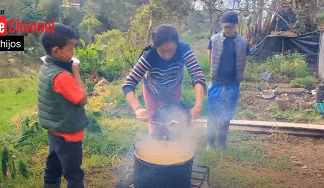 Nubia y sus dos hijos recibieron el botón plateado de YouTube y lo celebraron con un sancocho campesino. Foto: Captura/YouTube