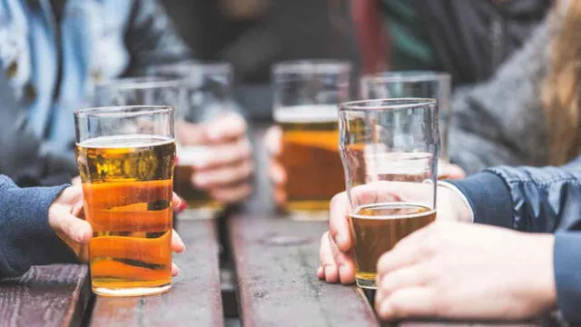 Tomar cerveza después del trabajo reduce envejecimiento, según estudio 