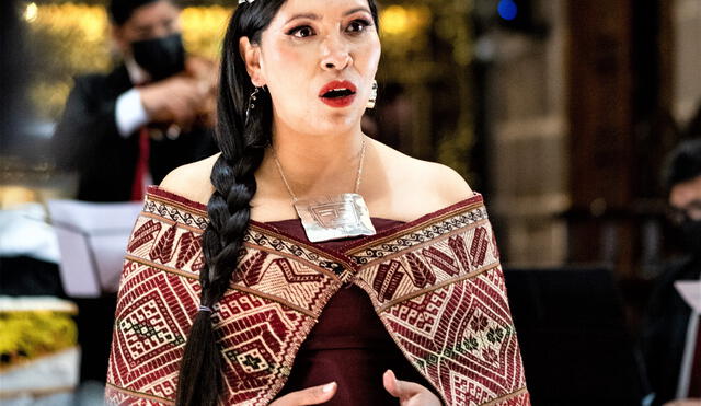 Gladis Huamán, la soprano del bicentenario, canta el himno nacional en quechua. Foto: Difusión.