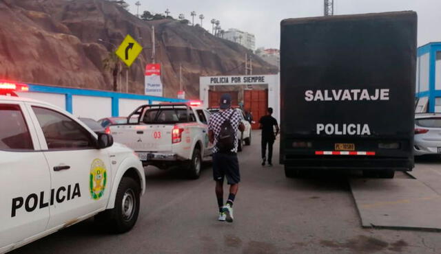 Tras perder ante Sport Huancayo, el plantel íntimo se tapó el escudo y salió del Nacional en otro bus. Foto: difusión