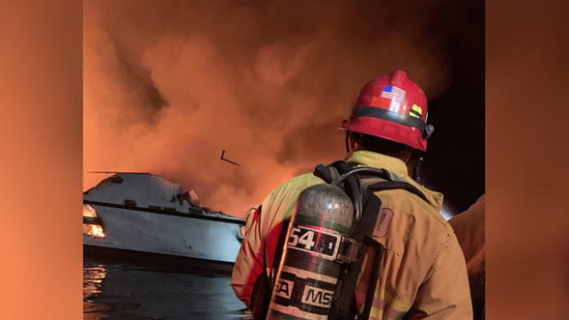Bombero combatiendo el incendio en la embarcación que navegaba la costa sur de California. Foto: Departamento de Bomberos de Ventura