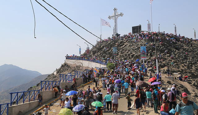 Semana Santa: Fieles realizaron masiva peregrinación al Cerro San Cristóbal