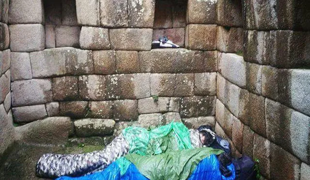 Mochileros duermen en ciudadela de Machu Picchu