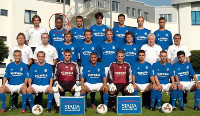 Hiannick Kamba con el equipo de menores del Schalke 04. Foto: Twitter.