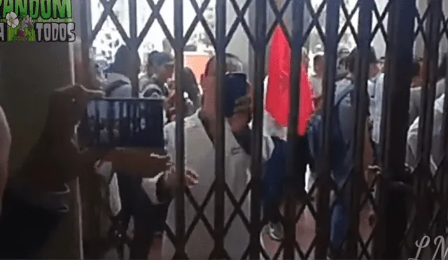 Facebook viral: Graba protesta desde una puerta y le ocurre lo inesperado [VIDEO]
