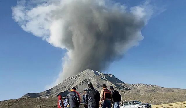 Volcán Ubinas se calmó y recomiendan disminuir nivel de alerta