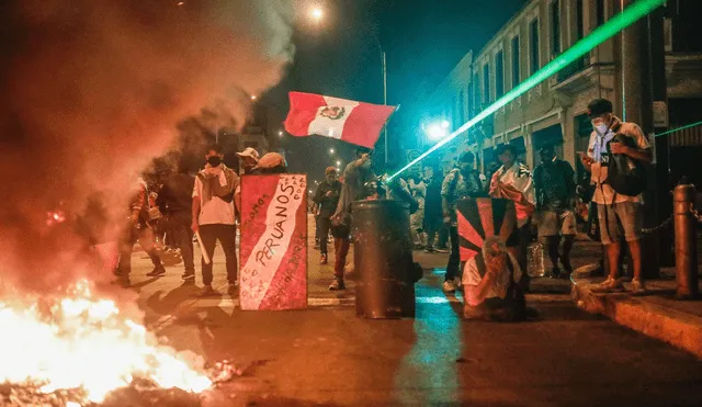 Manifestantes en una calle del centro de Lima. Foto: EFE