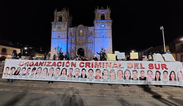 el dato  Los cientos de estafados por Gary Pacsi, empiezan a llegar a Puno a protestar. Anoche hicieron un plantón en la casa de Pacsi y luego protestaron en la plaza de Puno.