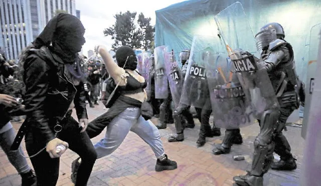 protestas mujer golpea policia