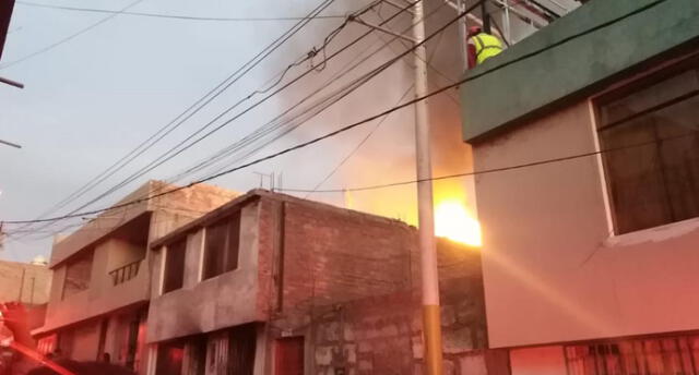 Incendio causa conmoción y consume segundo piso de vivienda en Arequipa [VIDEO]