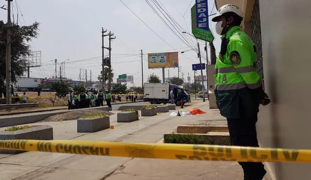 Peritos de Criminalística se encuentran en la zona para recabar pruebas del asesinato del hombre. Foto: María Pía Ponce / URPI-GLR