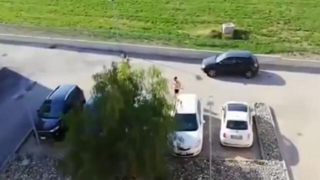 Hombre destruye el auto de vecina que lo reprendió por salir a correr durante cuarentena