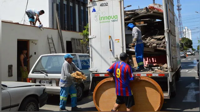 Miraflores: retiran 25 toneladas de desechos de techos de viviendas
