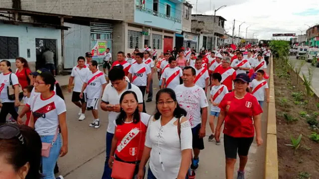 Con camisetas de la Selección participan en caminata en Amazonas