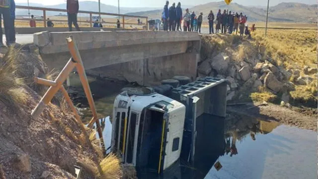 Camión terminó debajo del río