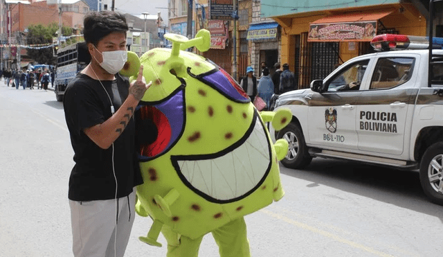 Los llamativos muñecos ayudan a la Policía Boliviana a crear consciencia en la población sobre el coronavirus. Foto: EFE