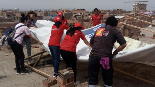 Voluntarios limpian propaganda electoral en SMP y Puente Piedra