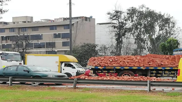 Panamericana Sur: cae carga de camión de ladrillos cerca al Puente Benavides [FOTOS] 