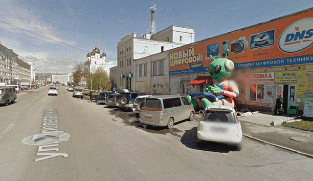 Google Maps: recorre calle en Rusia y descubre un gigantesco muñeco de alien [FOTOS]