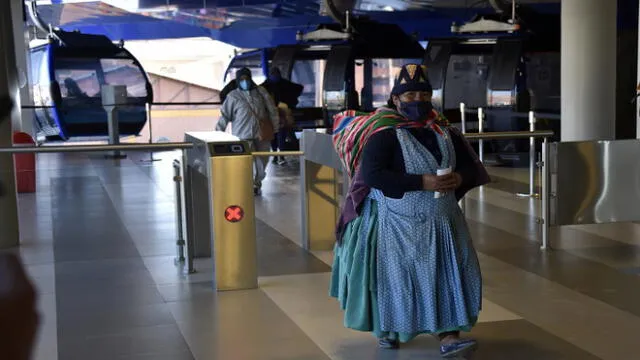 People wearing face masks enters the metro cable station after the government eases the strict quarantine of more than two months due to the new coronavirus, COVID-19, in El Alto, Bolivia on June 1, 2020. (Photo by AIZAR RALDES / AFP)
