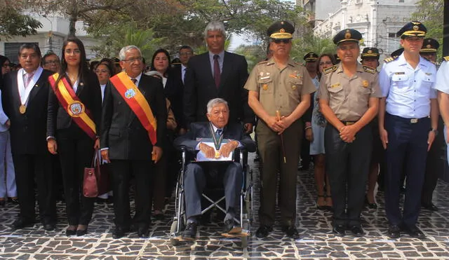 Condecoran a veterano de la segunda guerra mundial