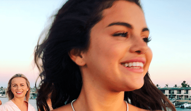 Selena Gomez enamora a fans con sensual figura en bikini [VIDEO]
