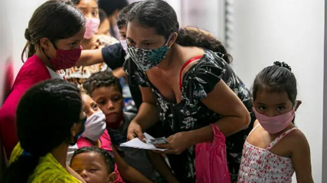 Mujeres y niños esperan atención médica en el Buque de Atención Médica UBS en Brasil. Foto: AFP.