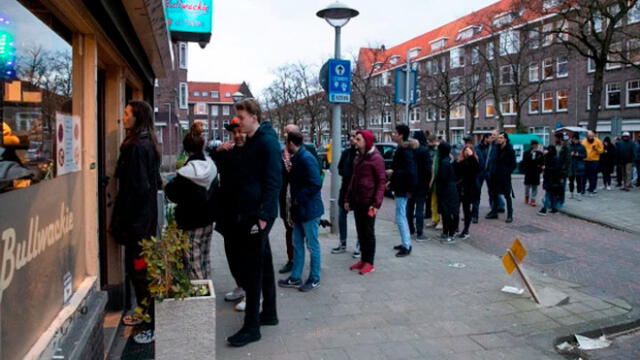 Ciudadanos hacen largas colas para comprar marihuana ante aislamiento por coronavirus