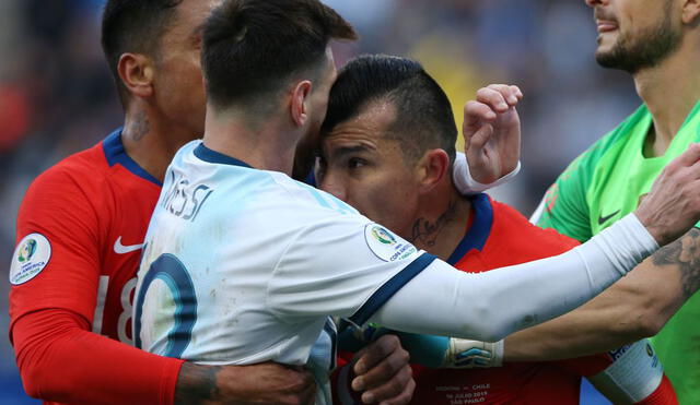 Ambos jugadores protagonizaron un fuerte careo durante el partido Argentina-Chile por la Copa América 2019. Foto: AP.