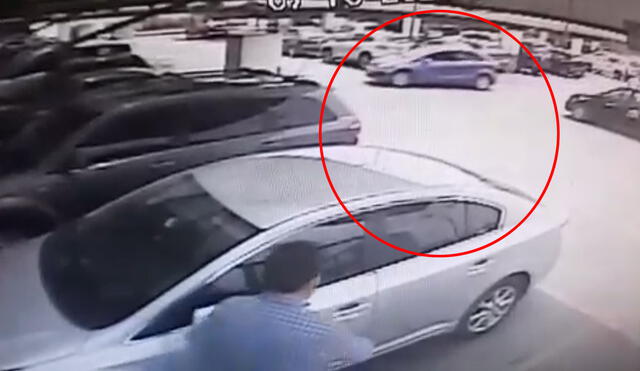 En los video se observa a dos sujetos merodeando auto antes de que se lo lleven . Foto: Captura de video