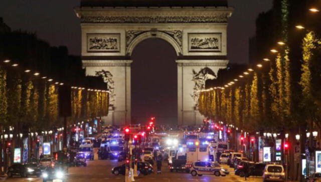 Francia: auto embiste una camioneta policial en los Campos Elíseos
