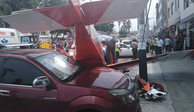 Avioneta de la FAP aterriza de emergencia en av. Surco: Hay dos heridos [VIDEO]