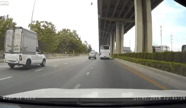 YouTube: bajó de su auto, fue atropellado y cayó al vacío [VIDEO]