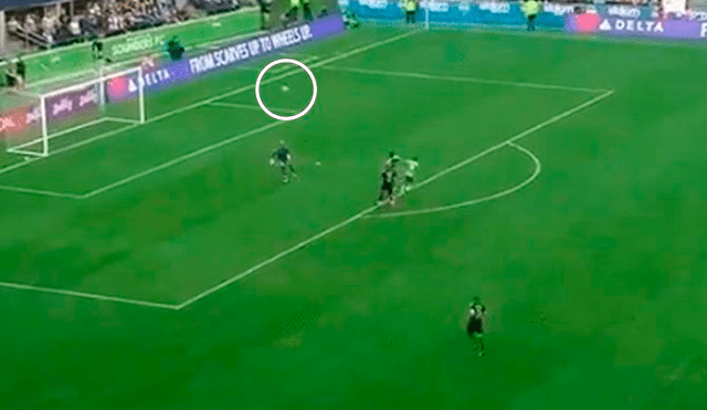 Raúl Ruidíaz convirtió soberbio gol frente al Borussia Dortmund, pero el árbitro se lo negó.