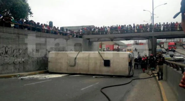 Cercado de Lima: bus se volcó y deja 12 heridos en la av. Alfonso Ugarte [VIDEO]